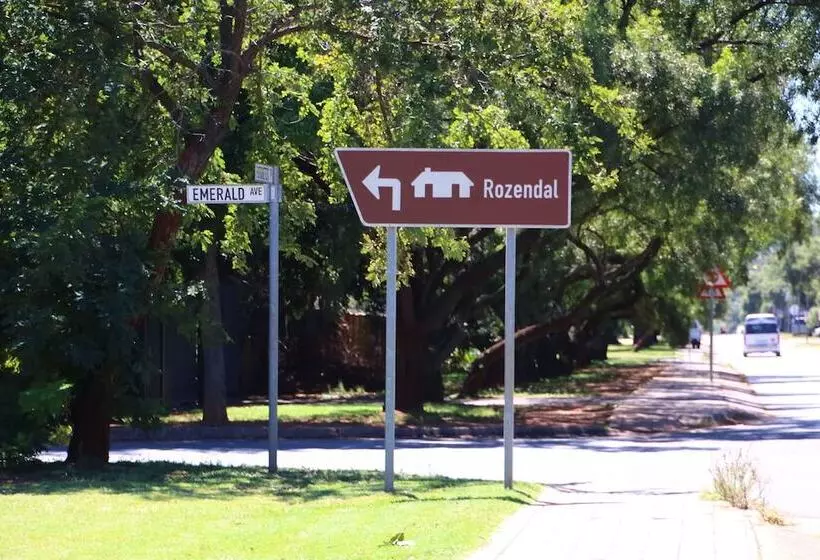 تختخواب و صبحانه Rozendal Guest House