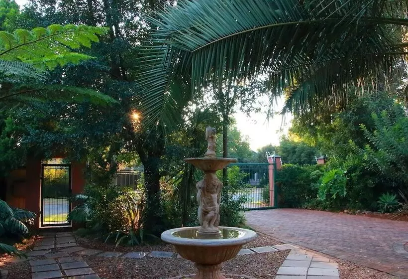 تختخواب و صبحانه Rozendal Guest House