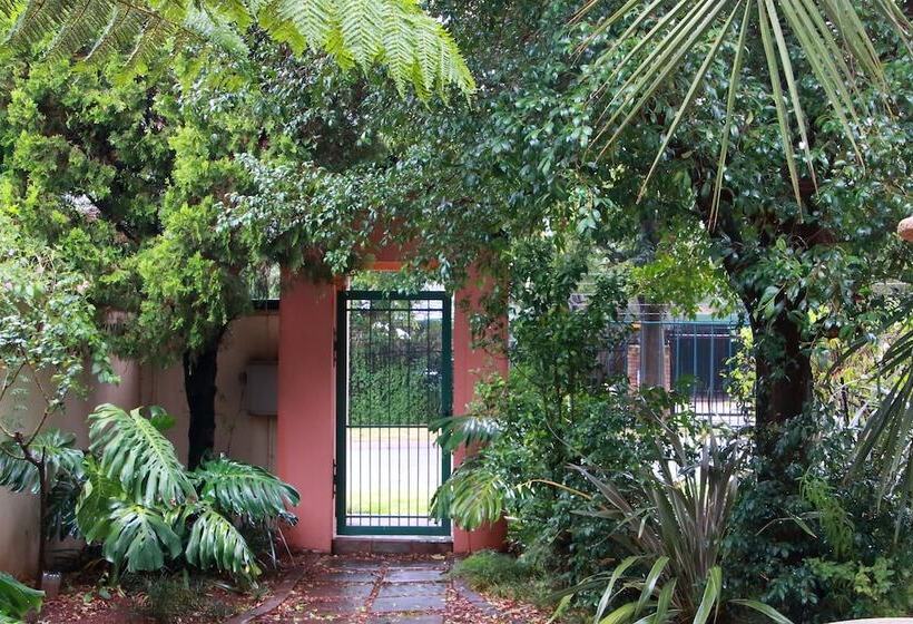 تختخواب و صبحانه Rozendal Guest House