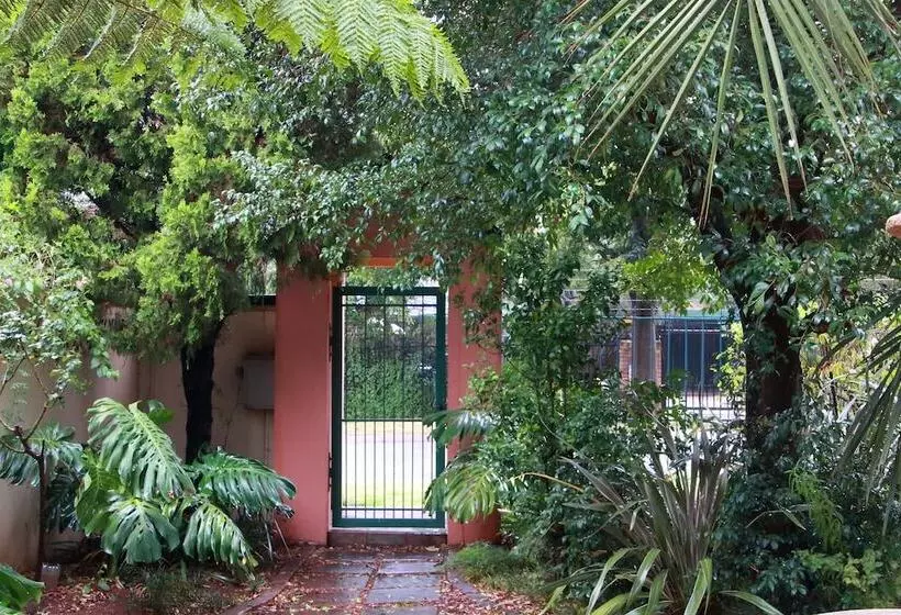 تختخواب و صبحانه Rozendal Guest House