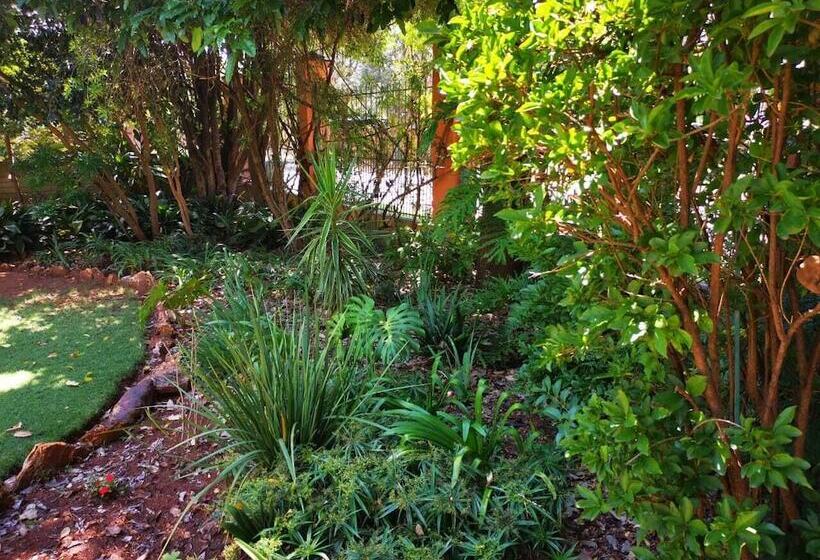 تختخواب و صبحانه Rozendal Guest House