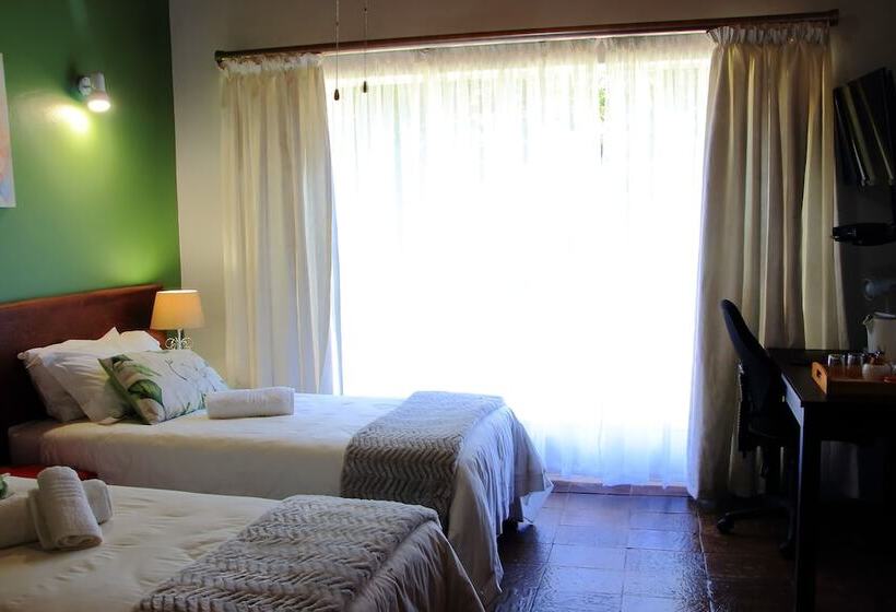 تختخواب و صبحانه Rozendal Guest House