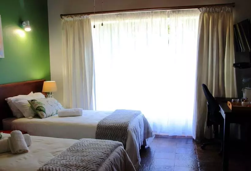 تختخواب و صبحانه Rozendal Guest House