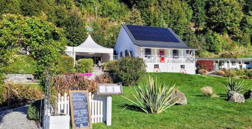 הוסטל Kinloch Wilderness Retreat