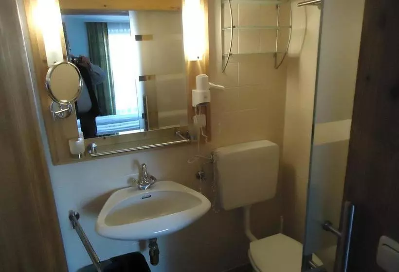 Hotelli Dorfgasthof Schlösslstube