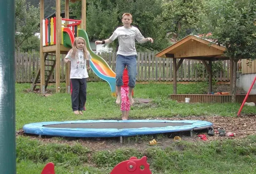 Hotelli Dorfgasthof Schlösslstube