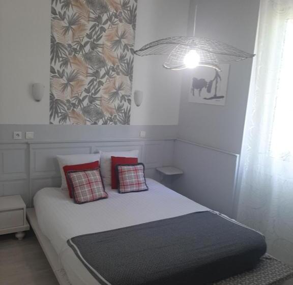 Отель Hôtel La Tour Des Fées