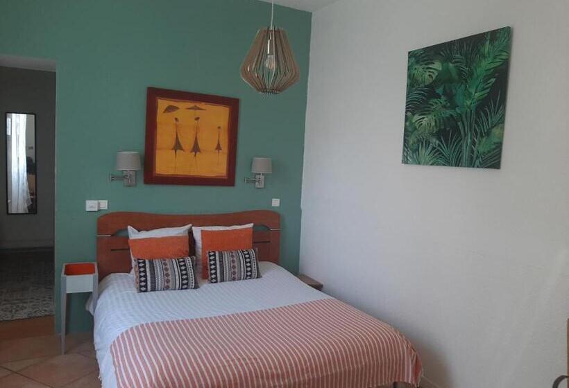 Отель Hôtel La Tour Des Fées