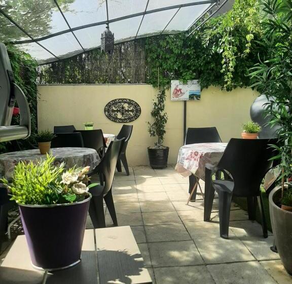 Отель Hôtel La Tour Des Fées