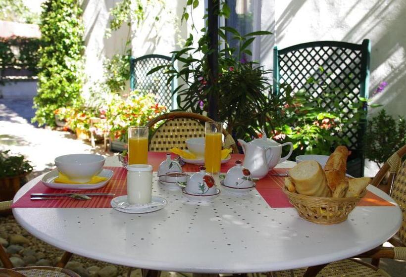 Отель Hôtel La Tour Des Fées