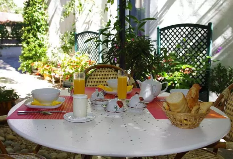 Hotelli Hôtel La Tour Des Fées