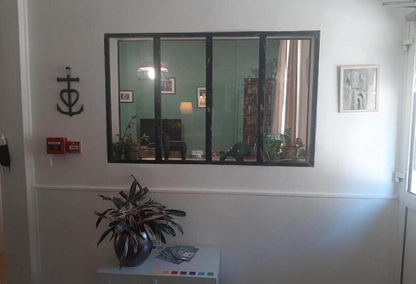 Отель Hôtel La Tour Des Fées