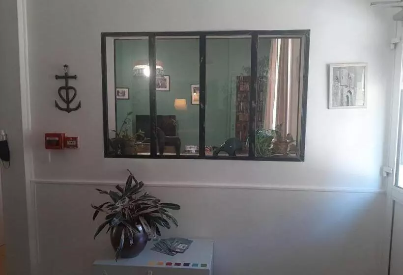 Hotelli Hôtel La Tour Des Fées