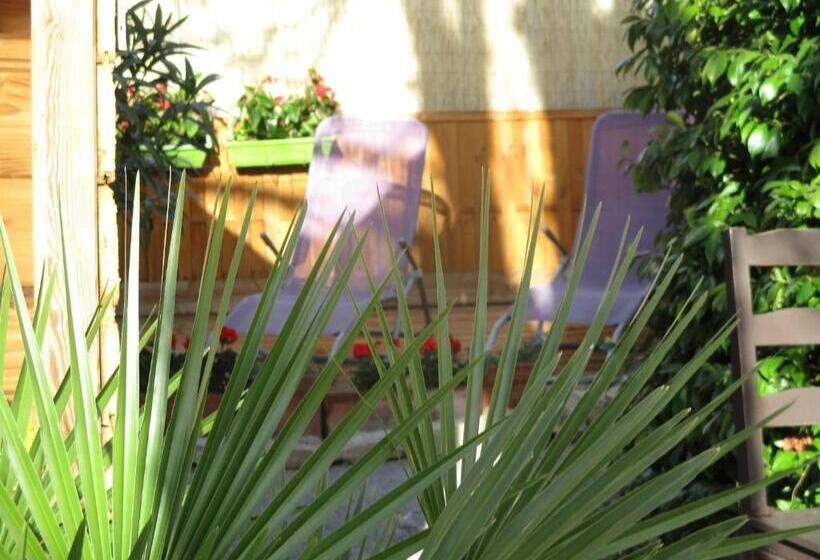 Отель Hôtel La Tour Des Fées