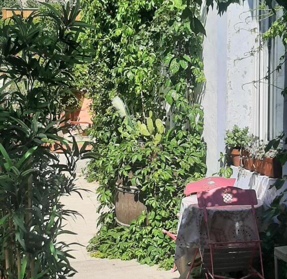 Отель Hôtel La Tour Des Fées