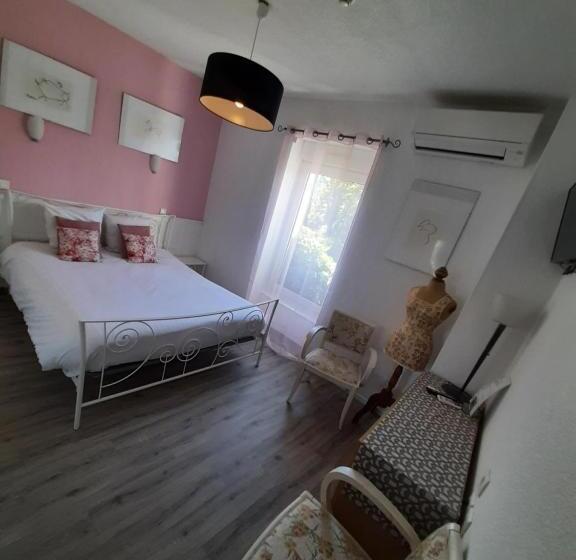 Отель Hôtel La Tour Des Fées