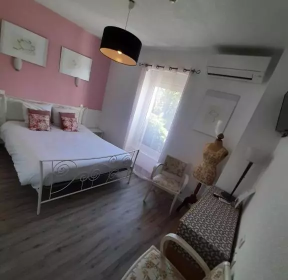 Hotelli Hôtel La Tour Des Fées