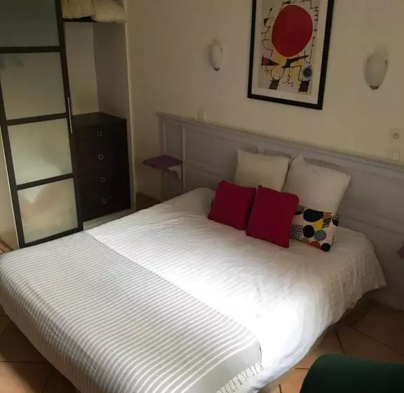 Hotelli Hôtel La Tour Des Fées