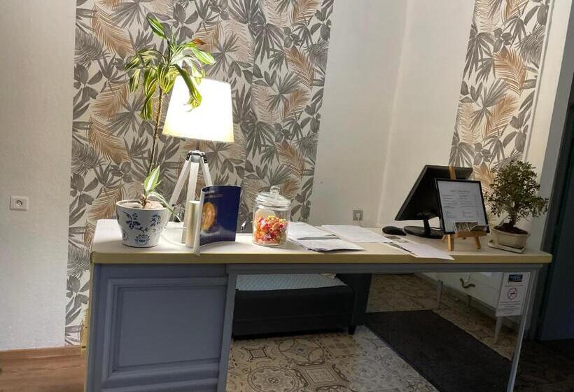 Отель Hôtel La Tour Des Fées