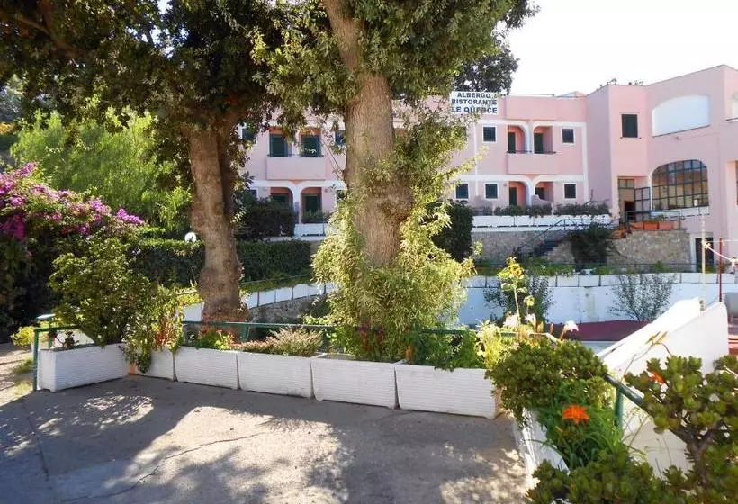 Hotelli Albergo Le Querce