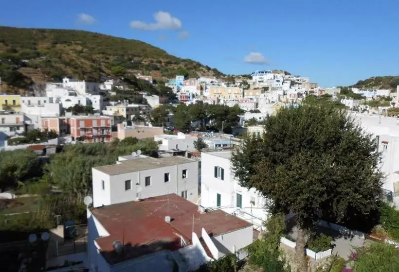 Hotelli Albergo Le Querce
