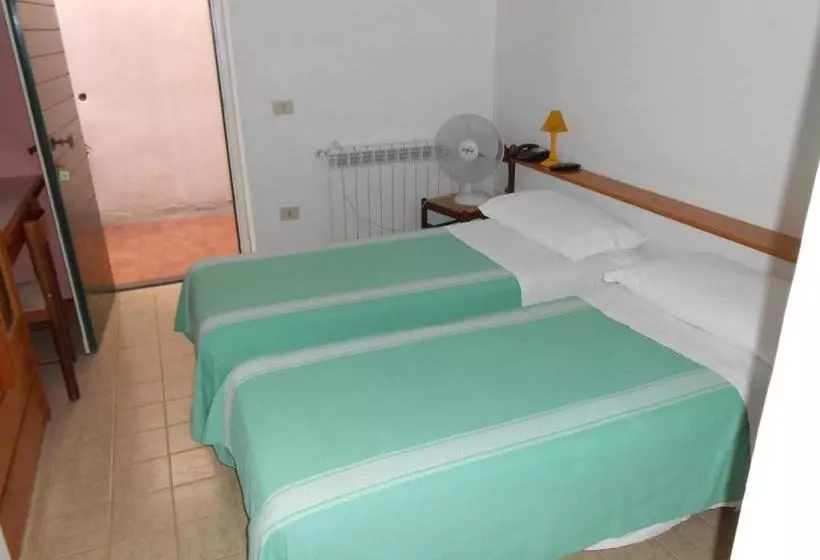 Hotelli Albergo Le Querce