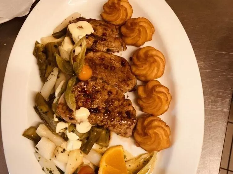 Hotelli Garni Und Gaststätte Zum Holzfäller