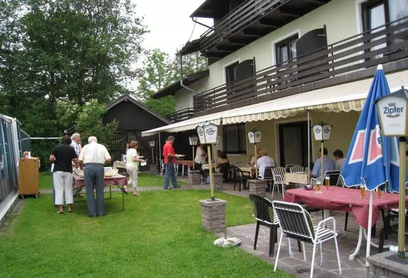 Hotelli Gasthof Strobl Waldfrieden Garni