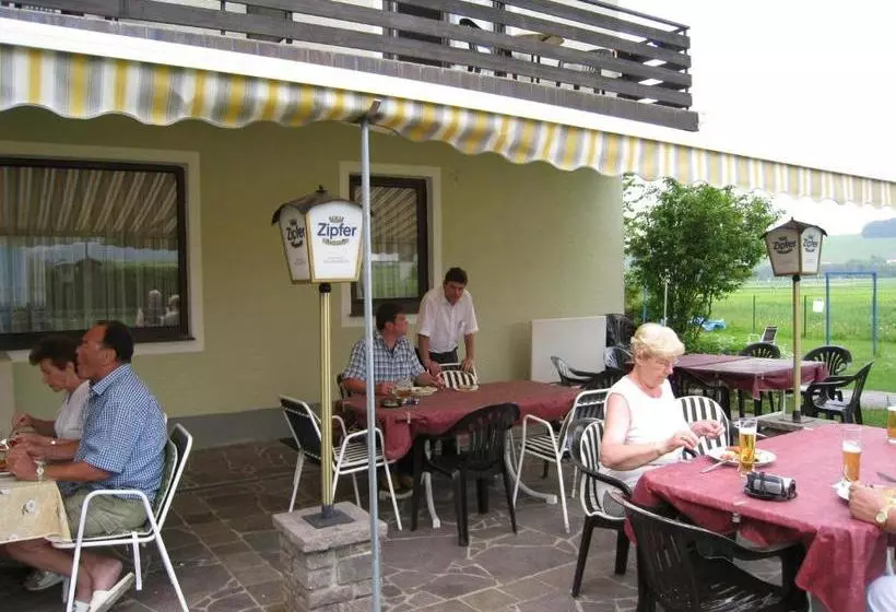 Hotelli Gasthof Strobl Waldfrieden Garni