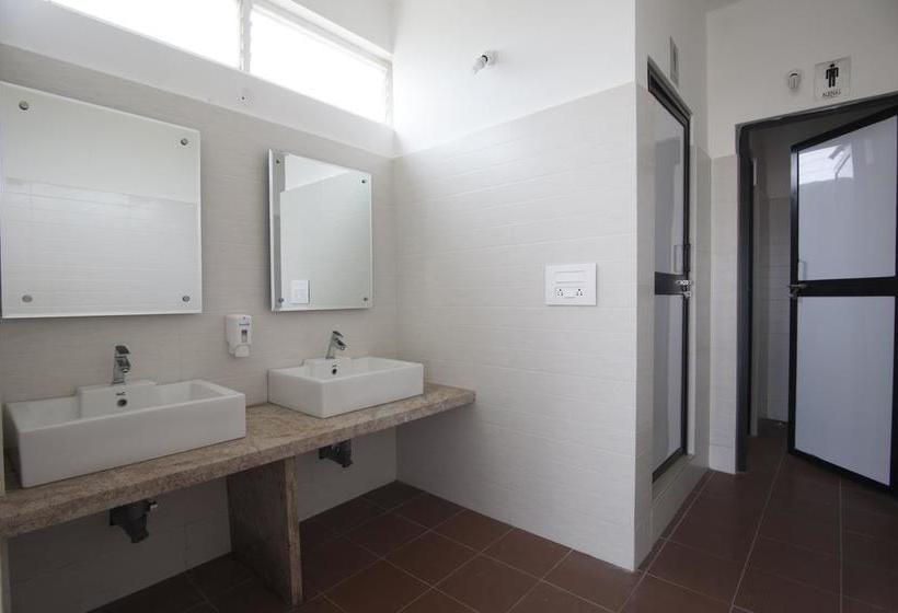 ホテル Genx Crystal Inn Chikmagaluru