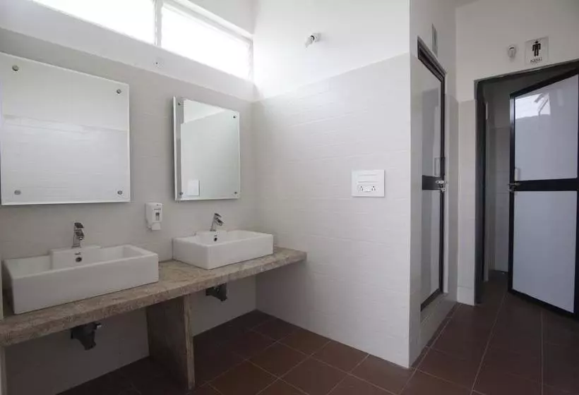 ホテル Genx Crystal Inn Chikmagaluru