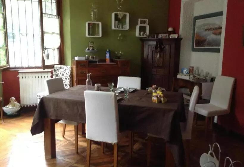 تختخواب و صبحانه La Taverna Dei Gufi