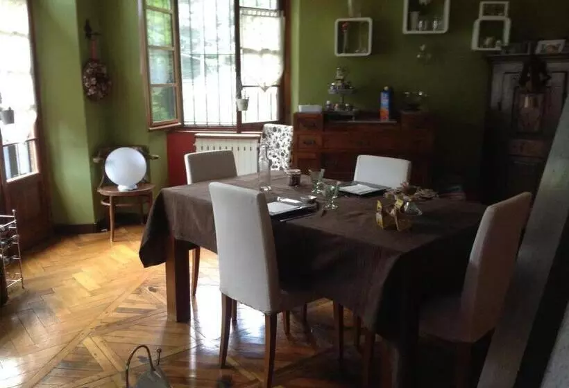 تختخواب و صبحانه La Taverna Dei Gufi