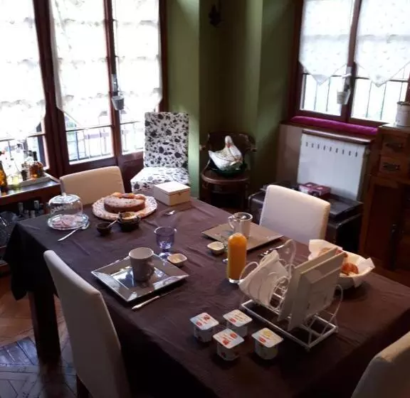 تختخواب و صبحانه La Taverna Dei Gufi