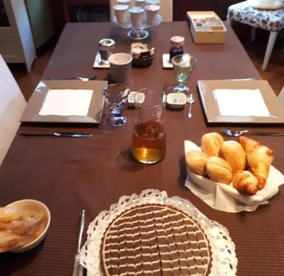 تختخواب و صبحانه La Taverna Dei Gufi
