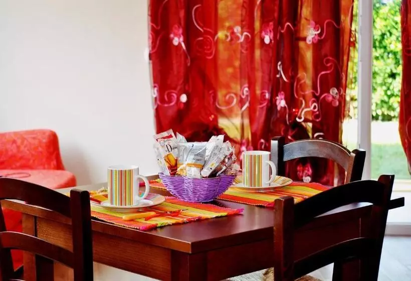 تختخواب و صبحانه Lovelucca