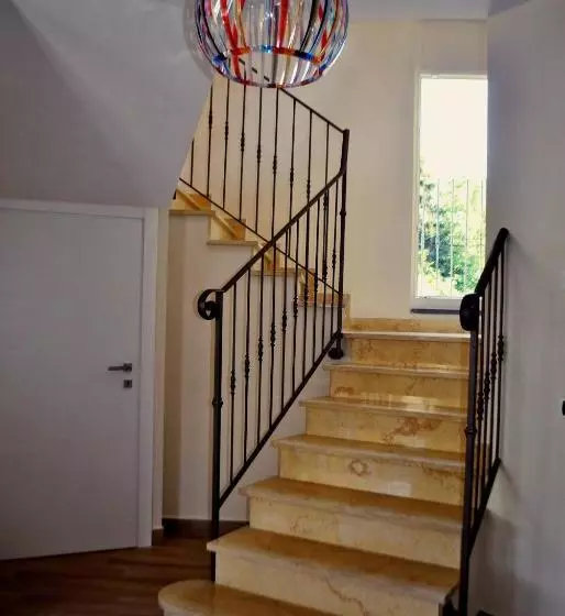 تختخواب و صبحانه Lovelucca