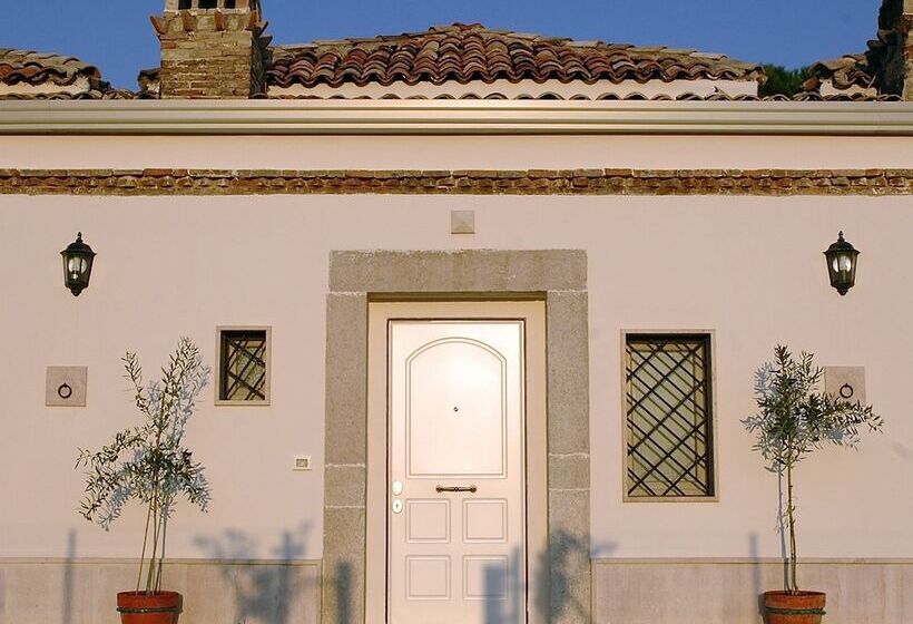 هتل The Olive Inn