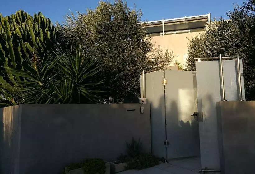 Aamiaismajoitus (B&B) Art House Quartu Margine Rosso