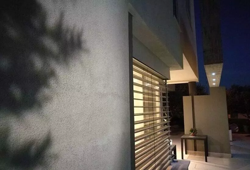 Aamiaismajoitus (B&B) Art House Quartu Margine Rosso