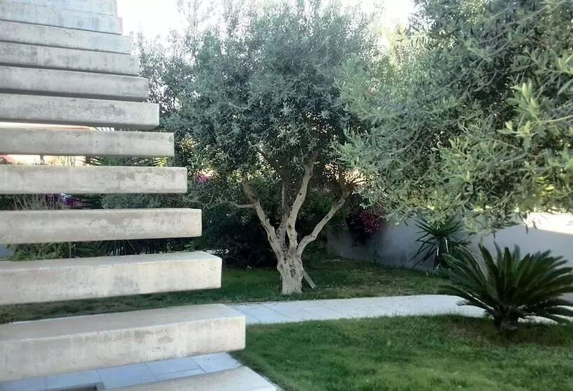Aamiaismajoitus (B&B) Art House Quartu Margine Rosso