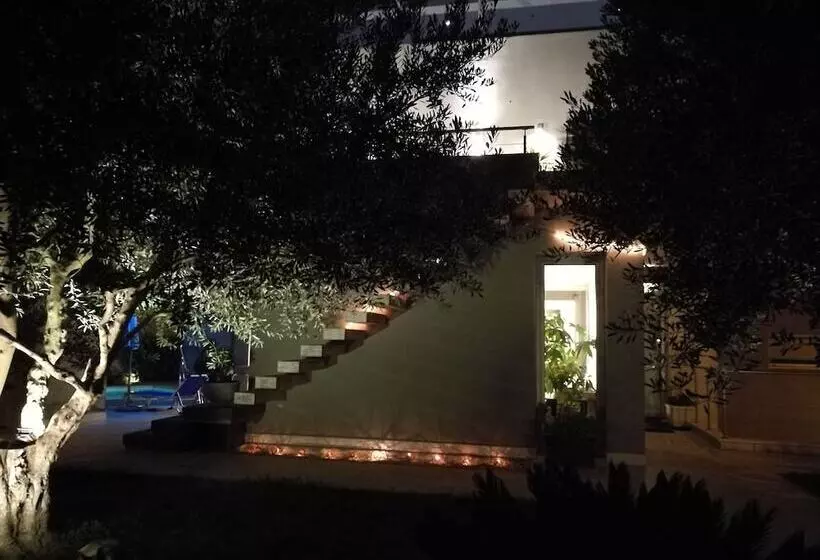 Aamiaismajoitus (B&B) Art House Quartu Margine Rosso