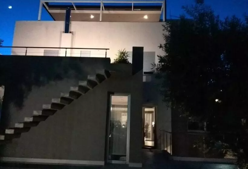 Aamiaismajoitus (B&B) Art House Quartu Margine Rosso