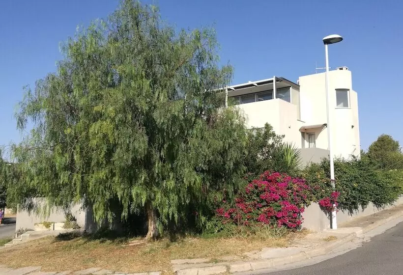 Aamiaismajoitus (B&B) Art House Quartu Margine Rosso