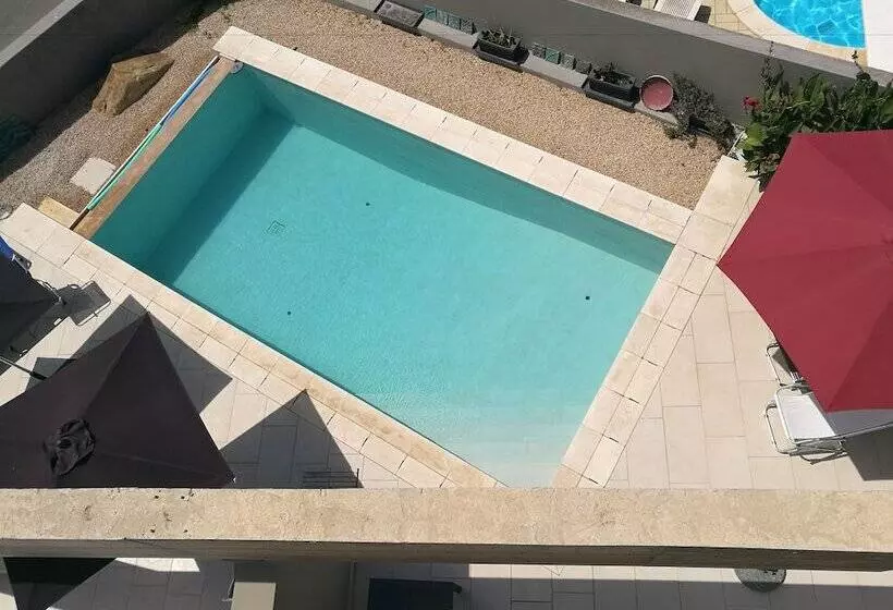 Aamiaismajoitus (B&B) Art House Quartu Margine Rosso