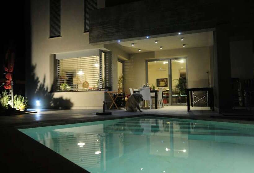 צימר Art House Quartu   Margine Rosso