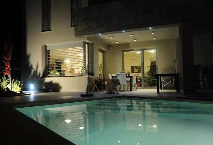 Aamiaismajoitus (B&B) Art House Quartu Margine Rosso
