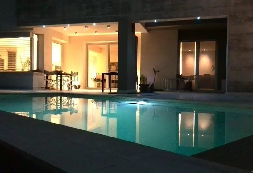 Aamiaismajoitus (B&B) Art House Quartu Margine Rosso