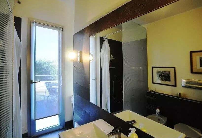 Aamiaismajoitus (B&B) Art House Quartu Margine Rosso