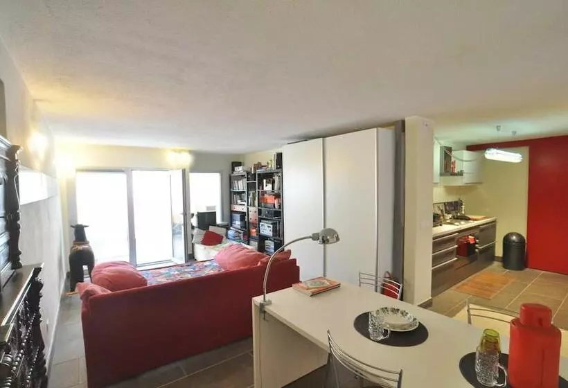 Aamiaismajoitus (B&B) Art House Quartu Margine Rosso